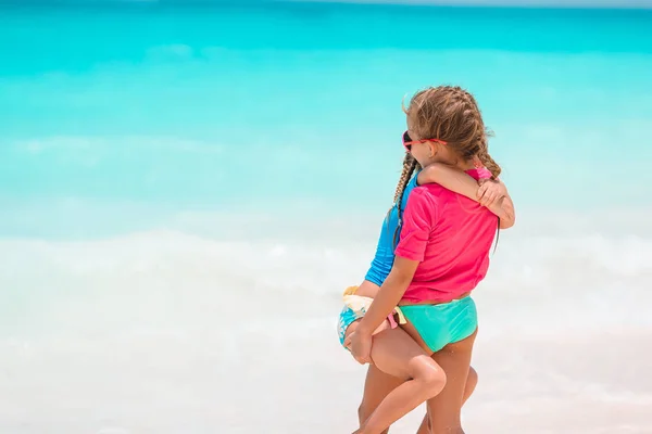 사랑 스러운 어린 소녀 재미가 하얀 해변에 휴가 기간 동안 — 스톡 사진