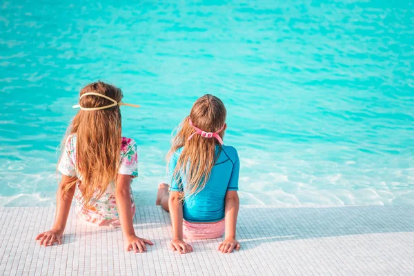 Adorables niñas jugando en la piscina al aire libre de vacaciones —  Fotos de Stock