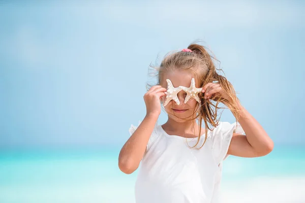 Menina bonito na praia durante as férias caribenhas — Fotografia de Stock