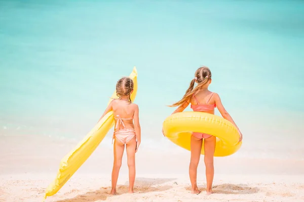 Piccole ragazze divertenti felici si divertono molto alla spiaggia tropicale giocando insieme. — Foto Stock