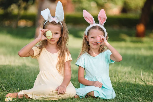 Portret dzieciaka z busket Wielkanoc jaja odkryty — Zdjęcie stockowe