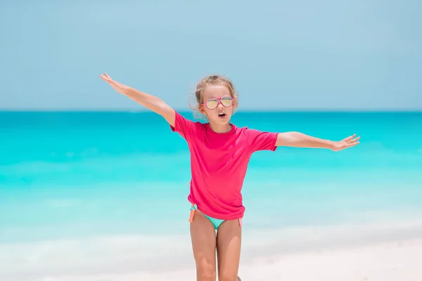 Menina bonito na praia durante as férias caribenhas — Fotografia de Stock