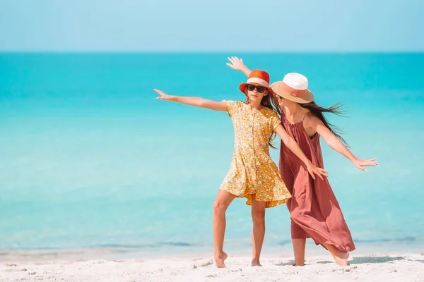 Schöne Mutter und Tochter am karibischen Strand genießen Sommerurlaub. — Stockfoto