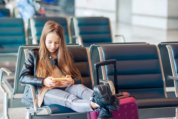 Adorable little girl at airport in big international airport near window — Stock Photo, Image