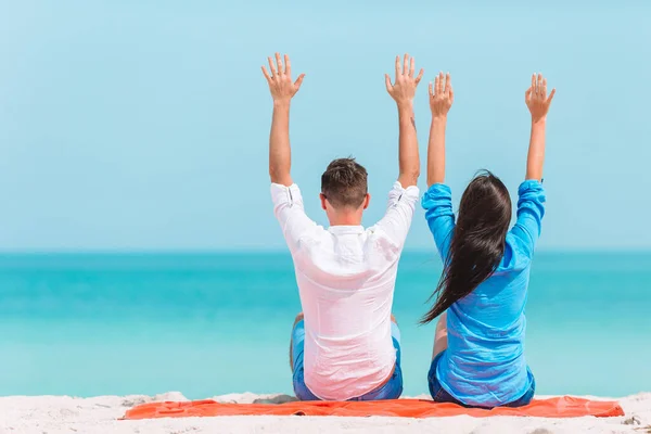 Junges Paar am weißen Strand im Sommerurlaub. — Stockfoto