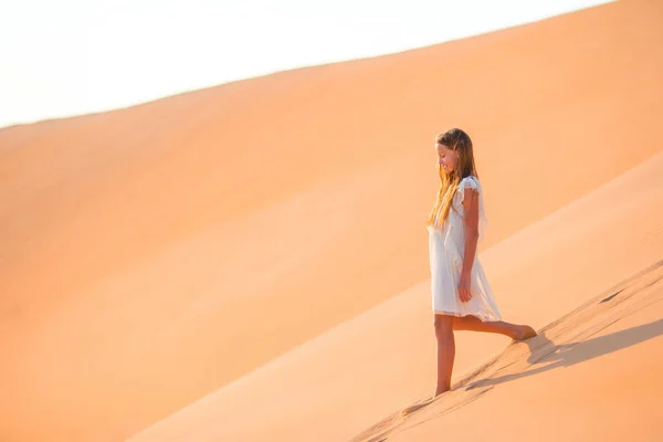 Chica entre dunas en el desierto de Rub al-Khali en Emiratos Árabes Unidos —  Fotos de Stock