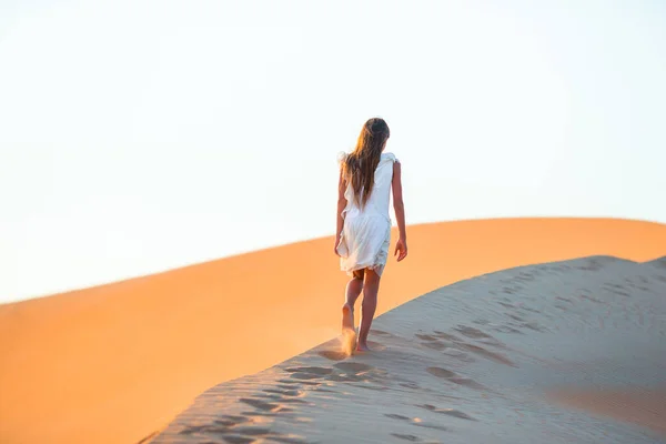 Дівчинка серед дюн пустелі Руб-ель-Халі в Об'єднаних Арабських Еміратах. — стокове фото