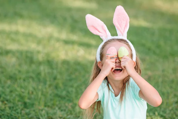 Портрет ребенка с пасхальной корзиной с яйцами на открытом воздухе — стоковое фото