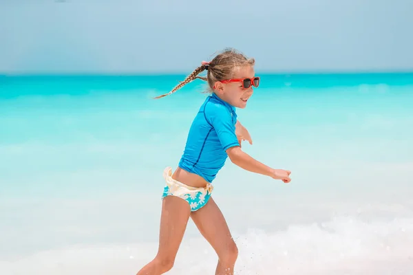 驯鹿度假期间在海滩上可爱的小女孩 — 图库照片