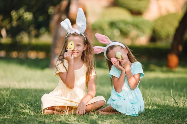 Portret dzieciaka z busket Wielkanoc jaja odkryty — Zdjęcie stockowe