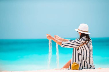 Plajda tropikal tatilde olan güzel bir kadın.