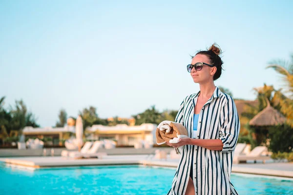 Glückliche Frau mit Drinks entspannt im Urlaub — Stockfoto