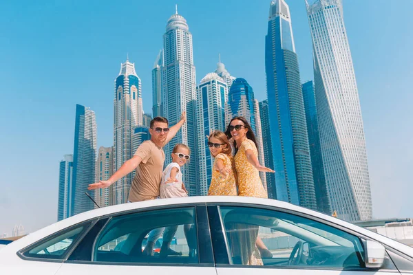 Viaggio in auto estivo e giovane famiglia in vacanza — Foto Stock