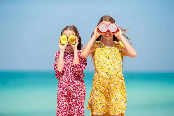 Süße kleine Mädchen am Strand während der Sommerferien — Stockfoto