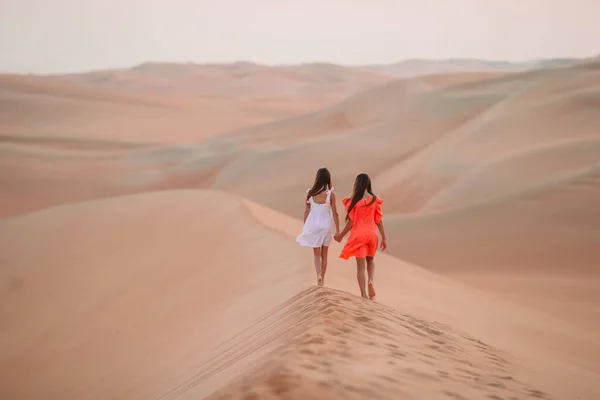 Filles parmi les dunes dans le désert de Rub al-Khali aux Emirats Arabes Unis — Photo