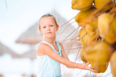 Yaz tatili boyunca sahilde sevimli küçük bir kız.