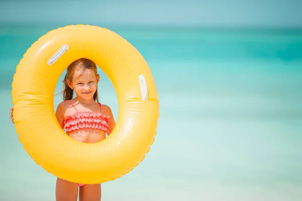 快乐的孩子，有充气橡胶圈，在海滩上玩得很开心 — 图库照片