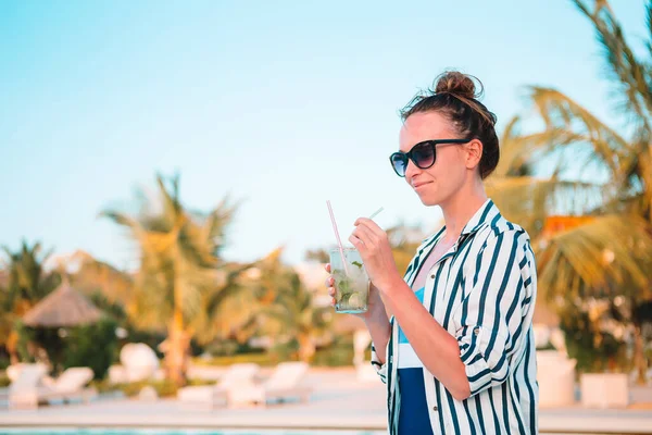 Joven hermosa mujer disfrutando de vacaciones de verano en la piscina de lujo — Foto de Stock