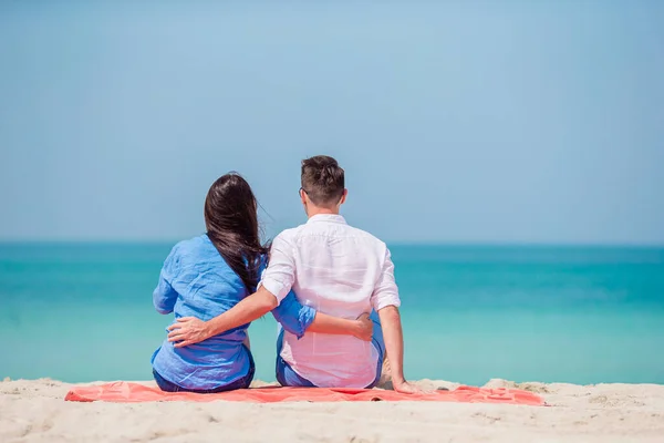 Achteraanzicht van familie op het strand — Stockfoto