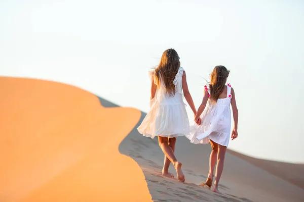 アラブ首長国連邦のRub al-Khali砂漠の砂丘の間の女の子 — ストック写真