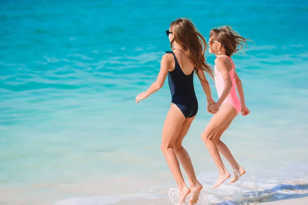 Les enfants s'amusent beaucoup à la plage tropicale en jouant ensemble — Photo