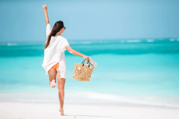 Junge Modefrau in grünem Kleid am Strand — Stockfoto