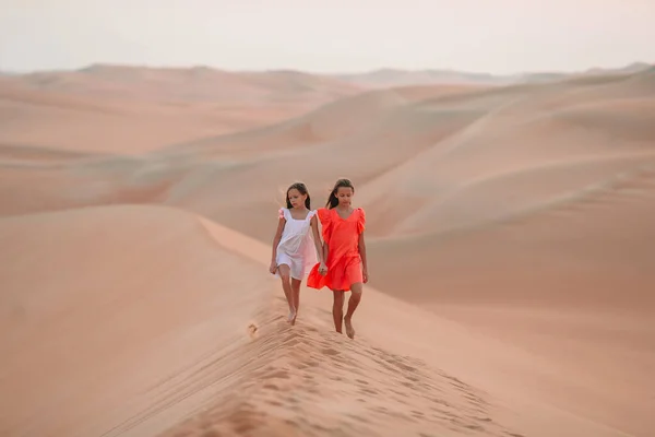 Filles parmi les dunes dans le désert de Rub al-Khali aux Emirats Arabes Unis — Photo