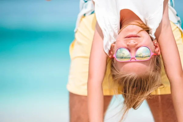 Pai feliz e sua adorável filhinha na praia tropical se divertindo. — Fotografia de Stock