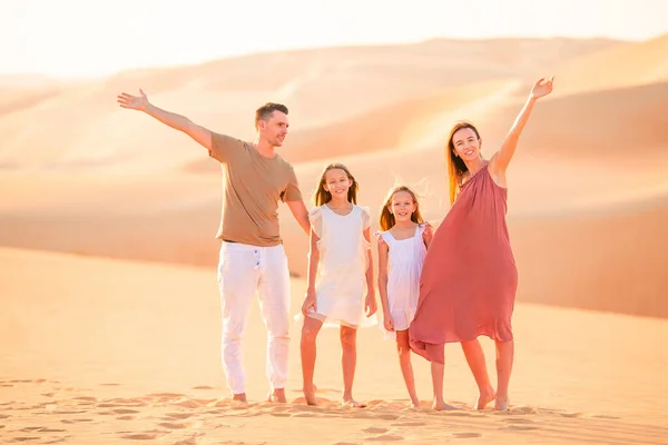 Mensen tussen duinen in de Rub al-Khali woestijn in de Verenigde Arabische Emiraten — Stockfoto