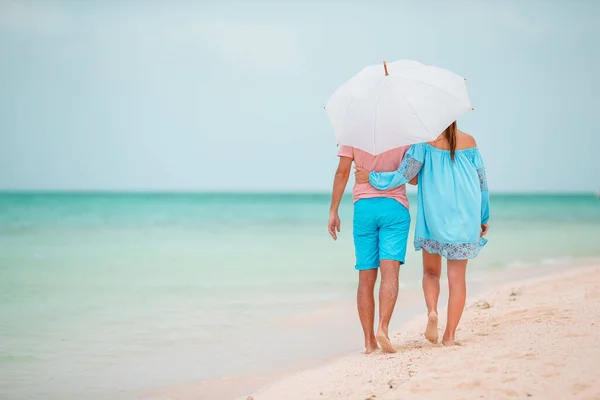 Junge zweiköpfige Familie am weißen Strand hat viel Spaß — Stockfoto