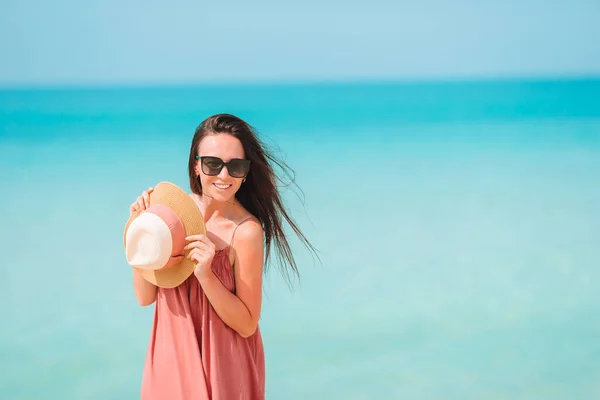 Mujer tendida en la playa disfrutando de vacaciones de verano mirando al mar — Foto de Stock