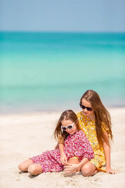 Kleine gelukkige grappige meisjes hebben veel plezier op tropische strand spelen samen. — Stockfoto