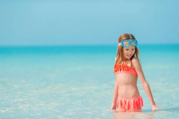 カリブ海の休暇中にビーチでかわいい女の子 — ストック写真