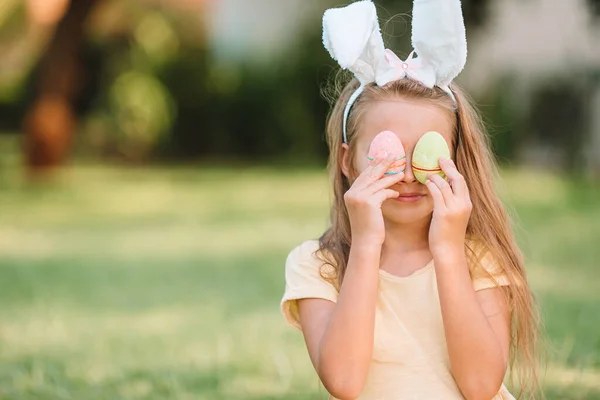 Porträt eines Kindes mit Osterbusch mit Eiern im Freien — Stockfoto