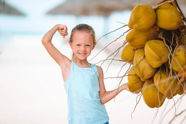 Liebenswertes kleines Mädchen am Strand während der Sommerferien — Stockfoto