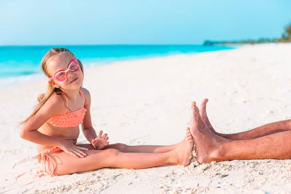 小さな女の子が楽しんで熱帯のビーチでパパと一緒に楽しい時を過す — ストック写真