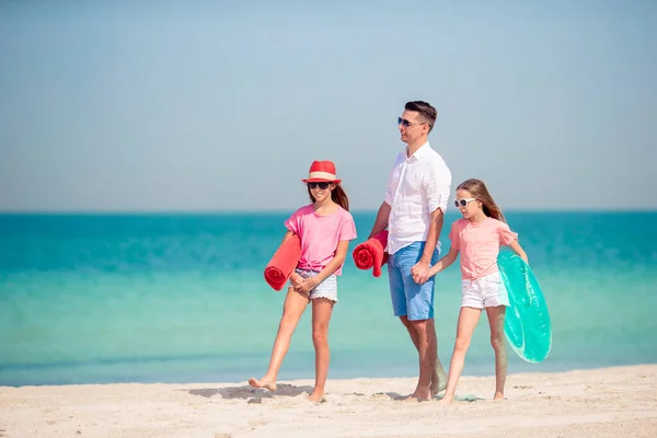 Padre e hijos caminando en la playa de arena blanca — Foto de Stock