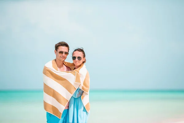 열 대 해변에서 휴가를 보내는 행복 한 젊은 부부 — 스톡 사진