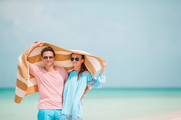 Jovem casal feliz durante as férias na praia tropical — Fotografia de Stock