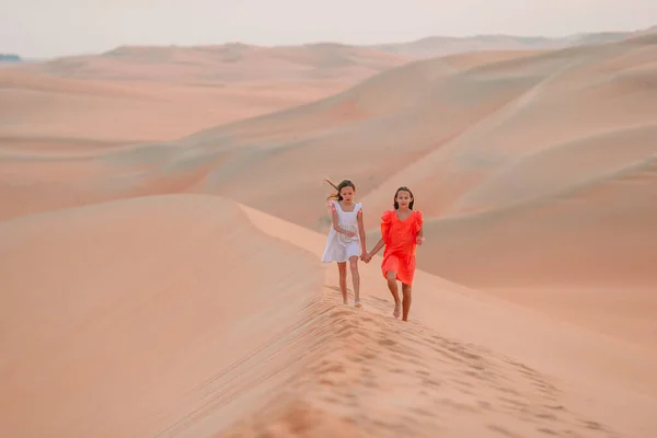Filles parmi les dunes dans le désert de Rub al-Khali aux Emirats Arabes Unis — Photo