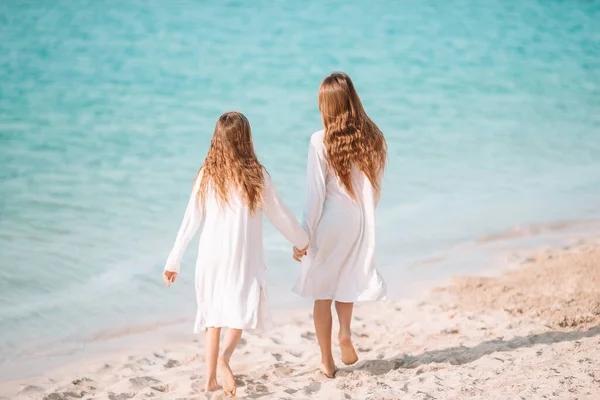 Kleine Mädchen amüsieren sich am tropischen Strand beim gemeinsamen Spielen im flachen Wasser — Stockfoto