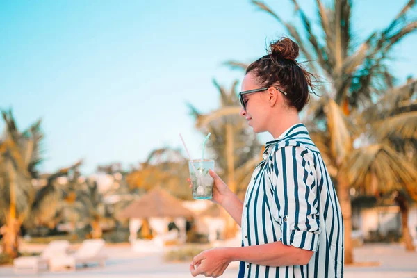 Mulher feliz com bebidas relaxantes ao ar livre em férias — Fotografia de Stock