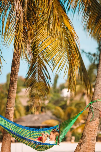 Giovane con il computer portatile al hammock sulla vacanza tropicale — Foto Stock