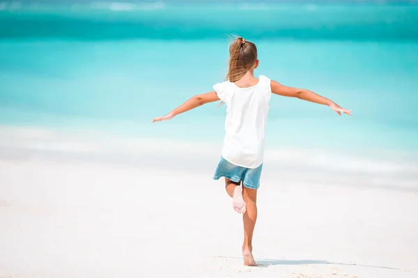 Nettes kleines Mädchen am Strand im Karibik-Urlaub — Stockfoto