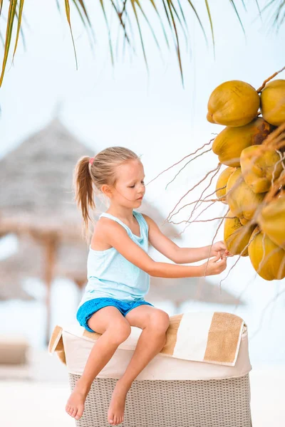 Adorable niña en la playa durante las vacaciones de verano —  Fotos de Stock