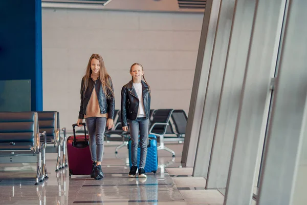 Niño en el aeropuerto esperando el embarque —  Fotos de Stock