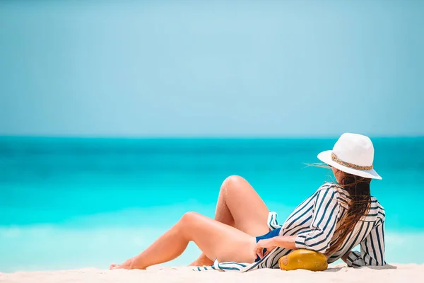 Jovem mulher bonita em férias na praia em Caribs — Fotografia de Stock