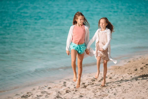 Petites filles drôles heureux ont beaucoup de plaisir à la plage tropicale jouer ensemble. — Photo