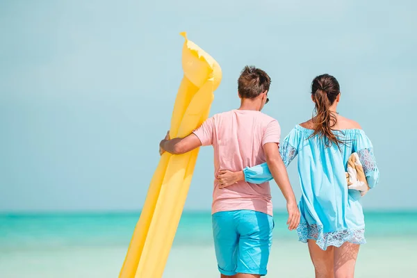 Jonge familie van twee op wit strand hebben veel plezier — Stockfoto