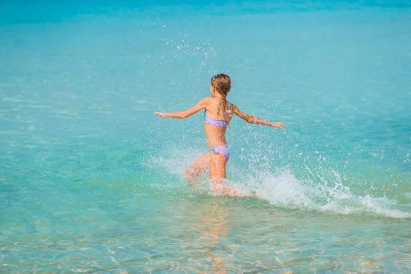 Симпатичная маленькая девочка на пляже во время карибских каникул — стоковое фото